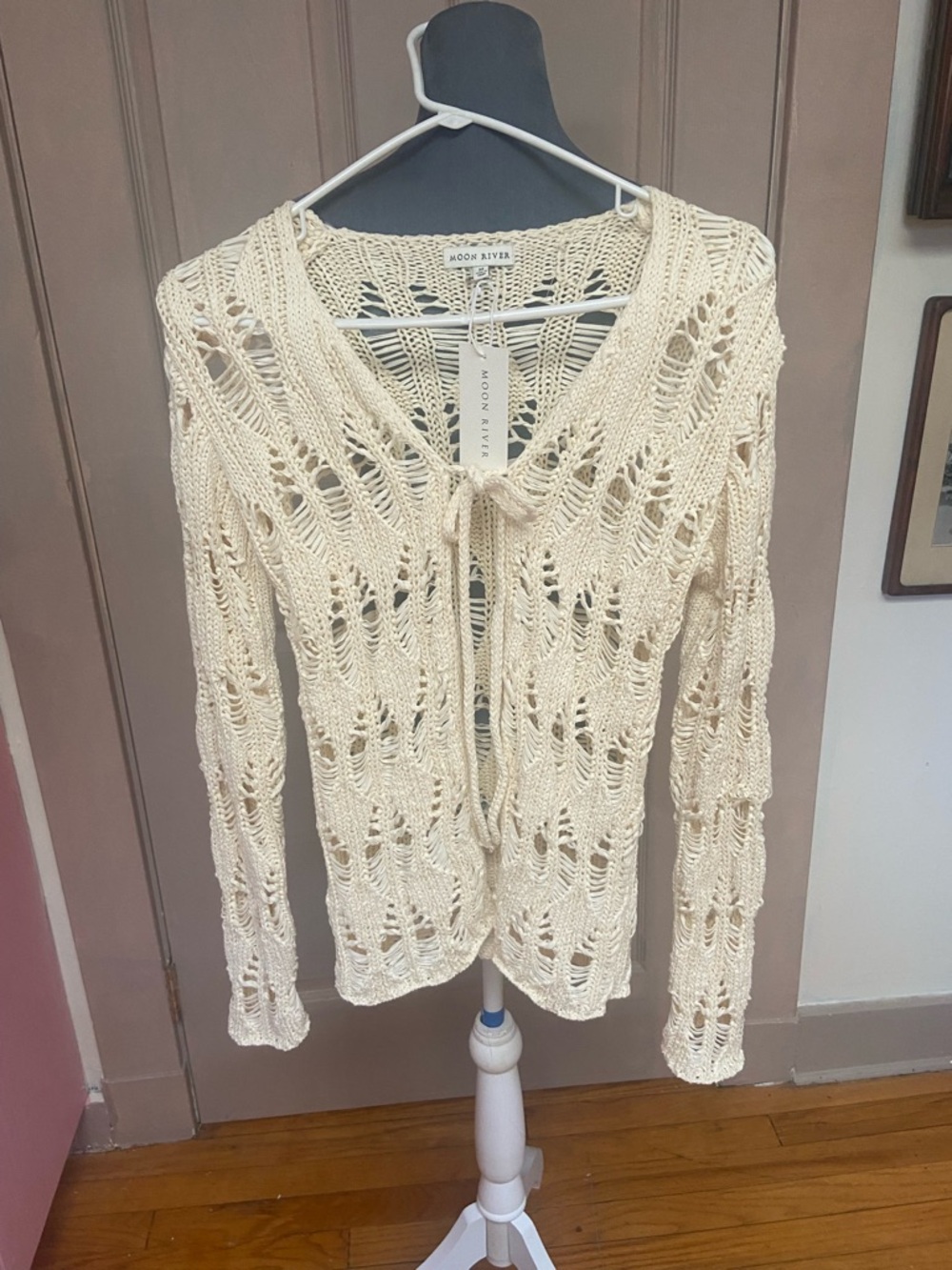 OPEN-KNIT TIE-FRONT COTTON SWEATER IN CREAM. SzM-NWT/SO ON-TREND FOR S/S 2026